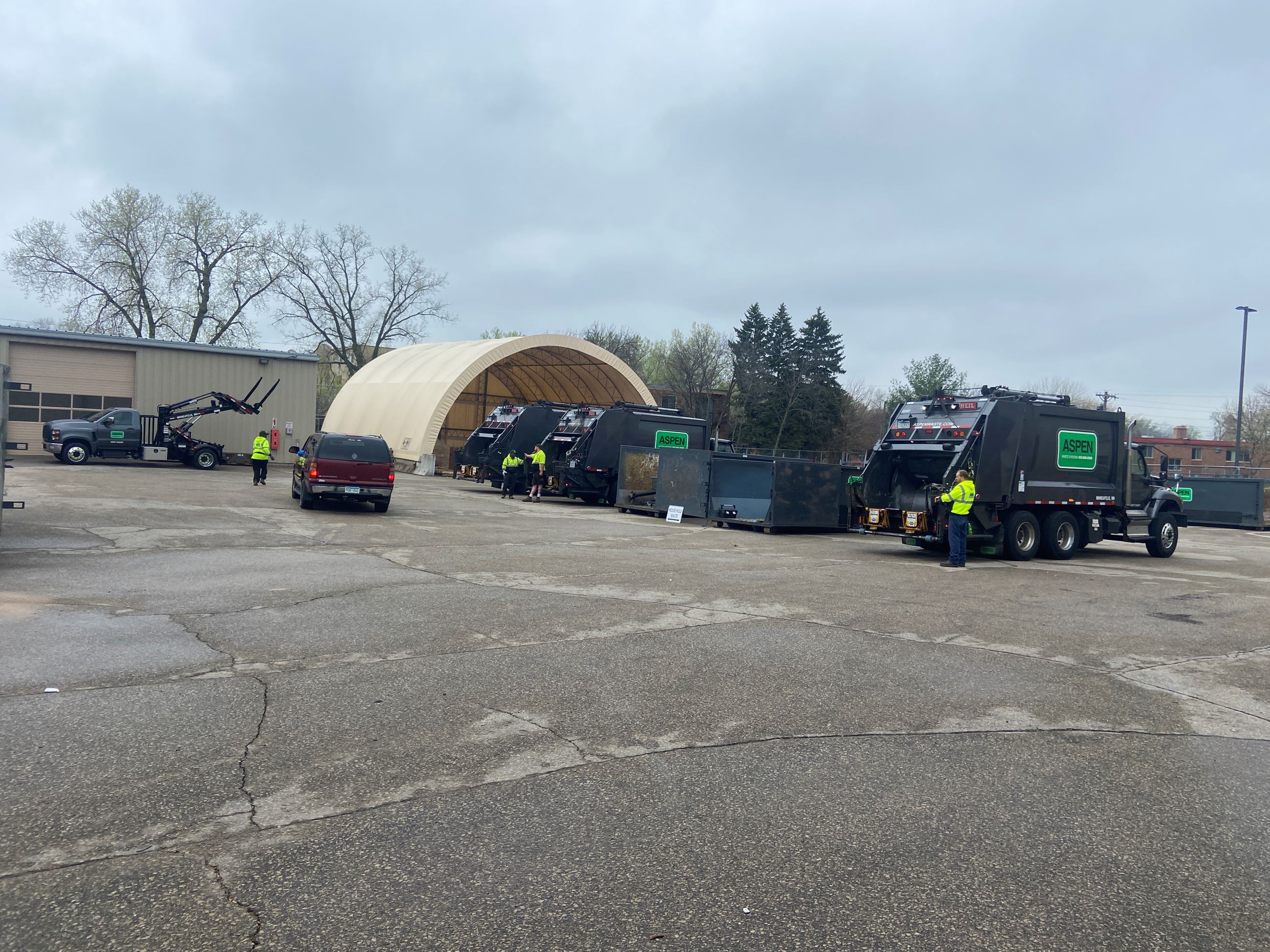 Image of Aspen recycling truck outside at spring clean up day
